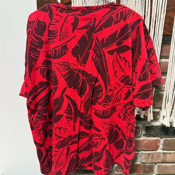 Vintage Red and Black Tropical Leaf Short Sleeve Tee - Picture 3 of 3